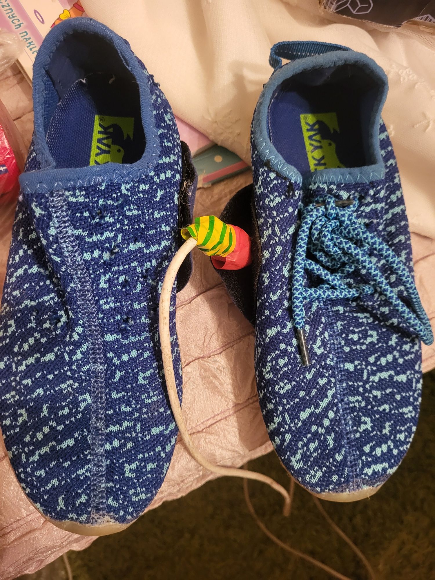 Buty świecące  na ładowarkę  cena 23zlotych ładowanie na kabel