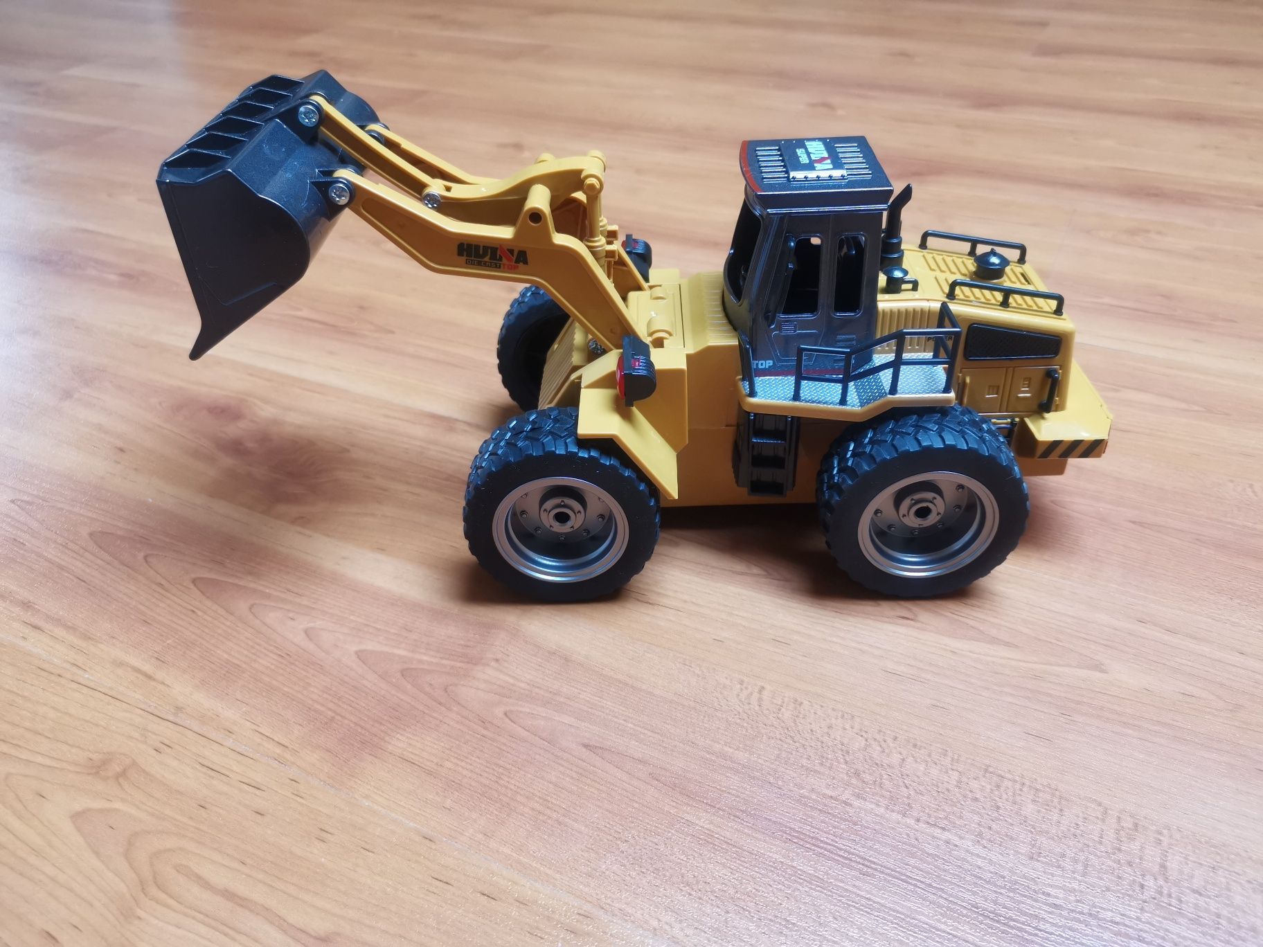 Máquina Pá mecânica RC Bulldozer 4x4 HUINA 1520 2.4G escala 1:18