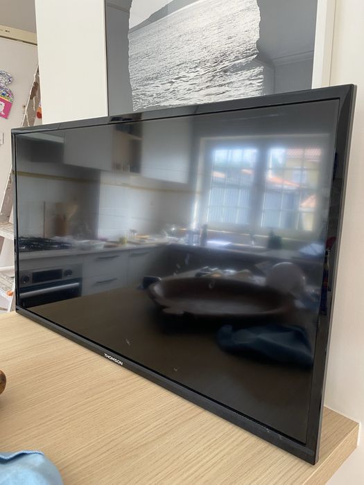 Tv led com suporte de parede