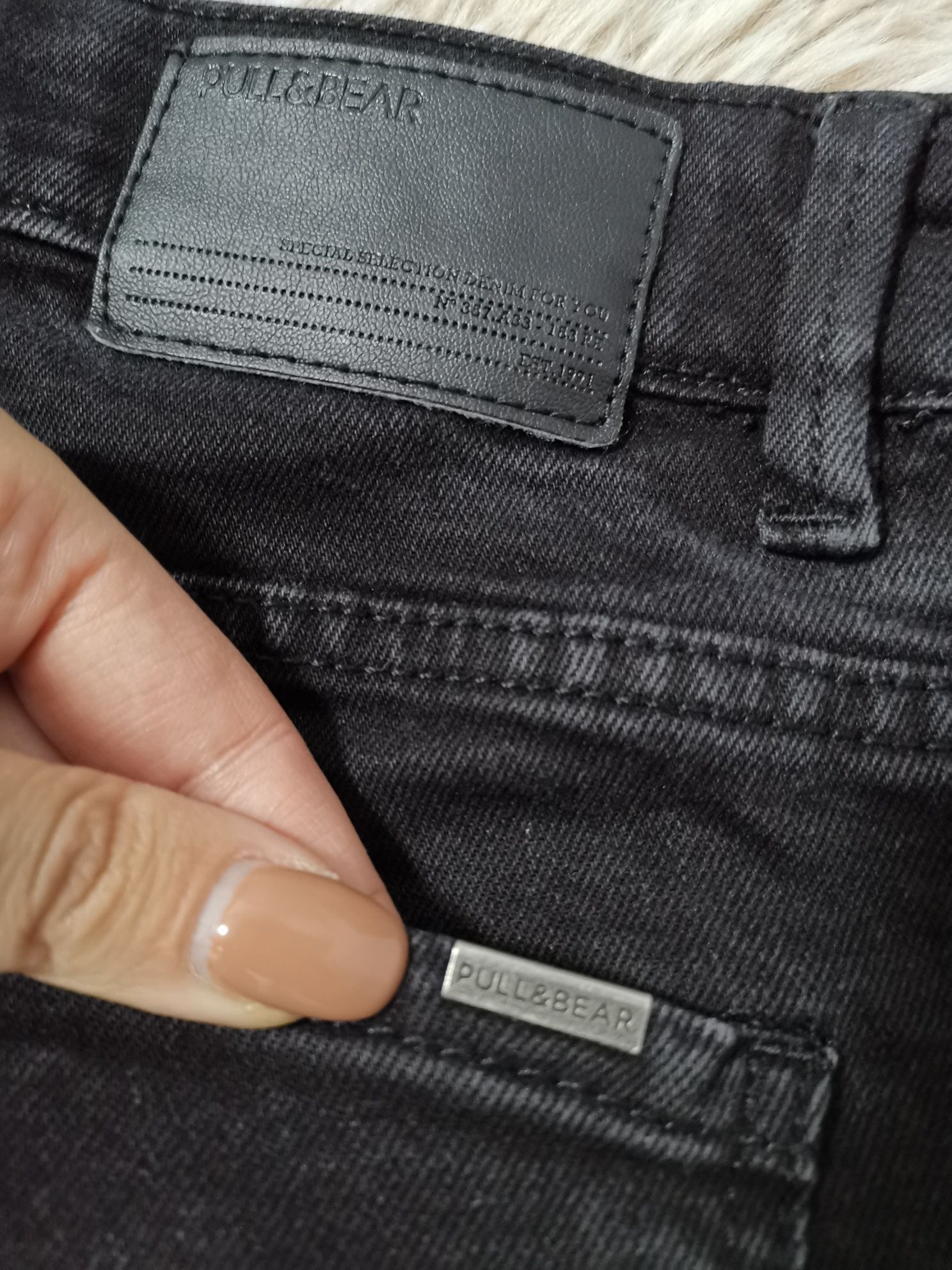 Męskie czarne jeansy Pull & Bear