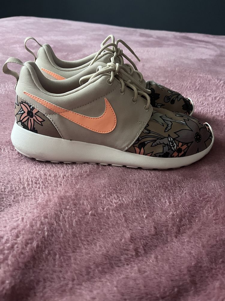 Nike Roshe One Printed Sneakers