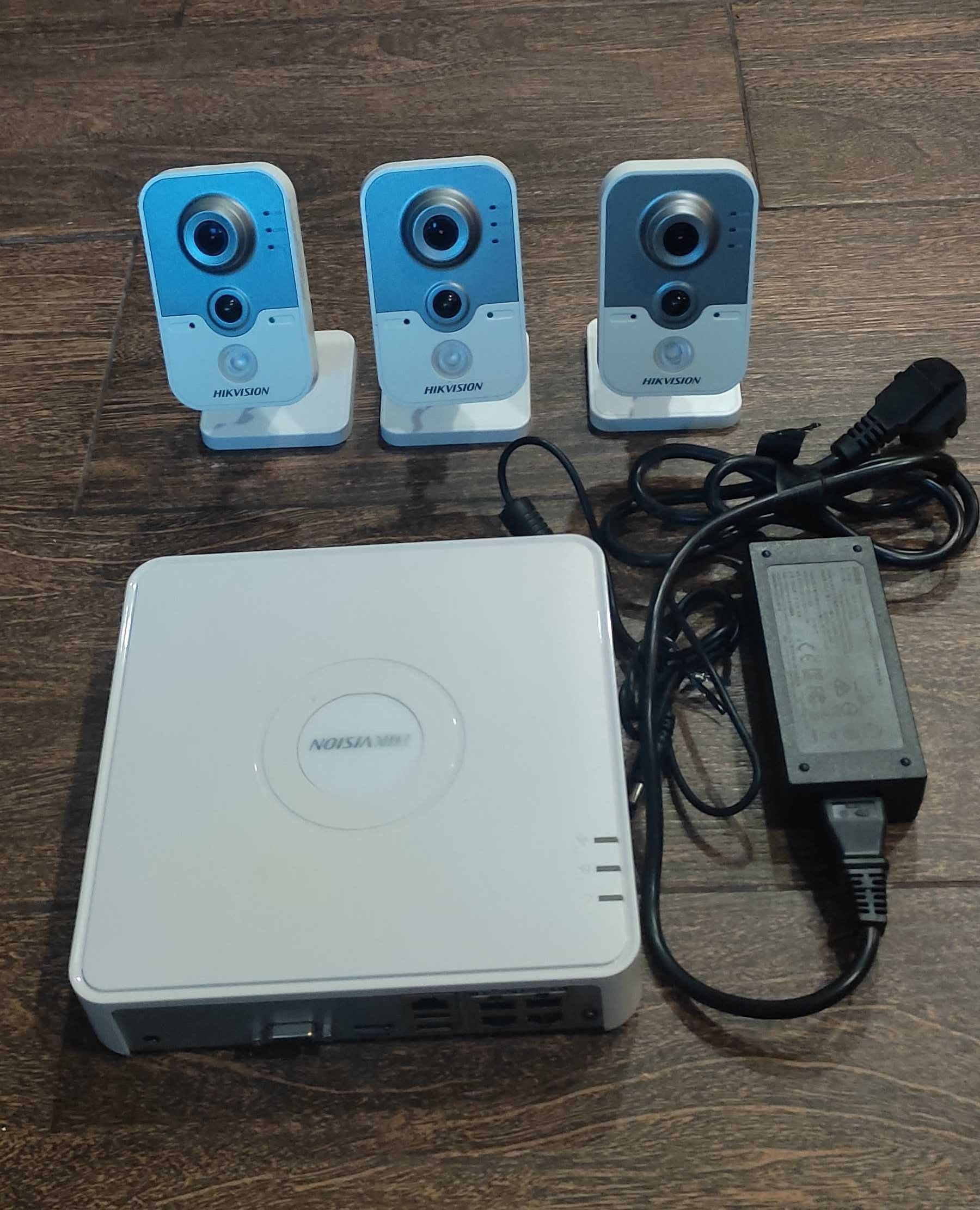 Відеоспостереження Hikvision ds-7104ni-q1/4p + камери ds-2cd2420f-1