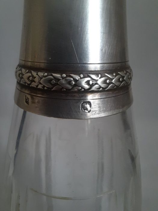 Графин серебро с серебряным ободком на горлышке.