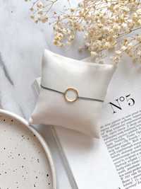 Nowa minimalistyczna bransoletka na szarym sznurku ze złotą karmą