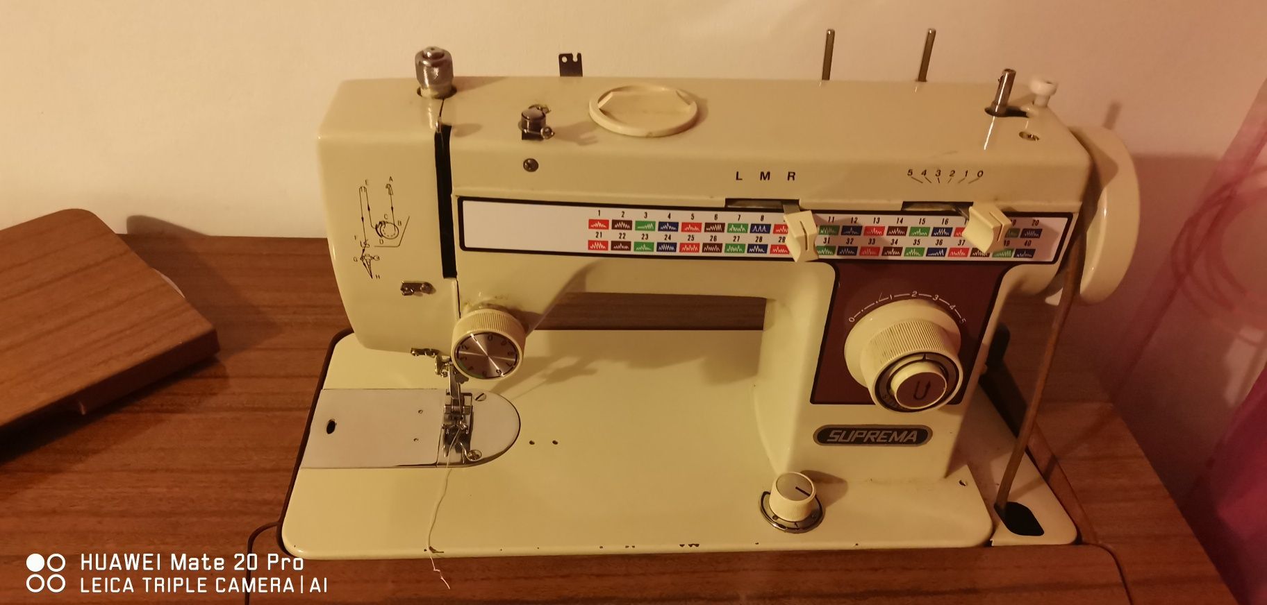 Vendo máquina de costurar e bordar.