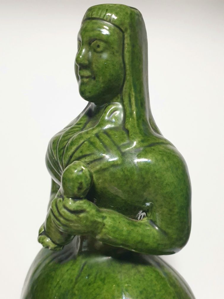 Garrafa figurativa em faiança réplica de figura de Maria dos Cacos