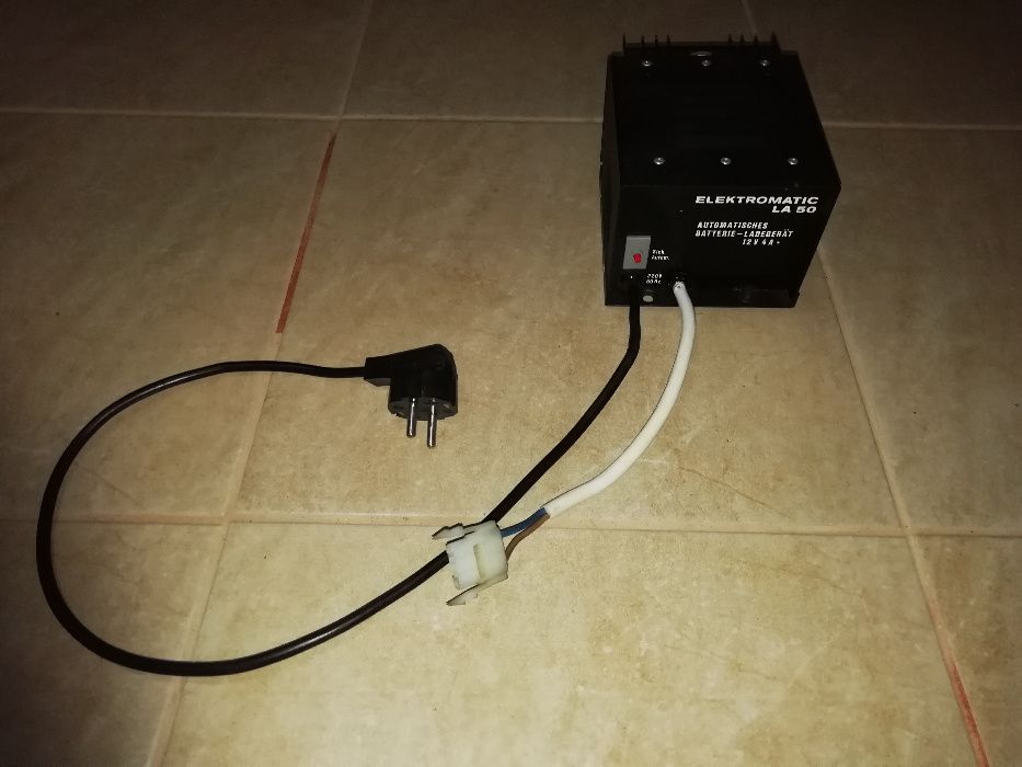 Carregador Baterias 12V (4 Amp) - Portes grátis