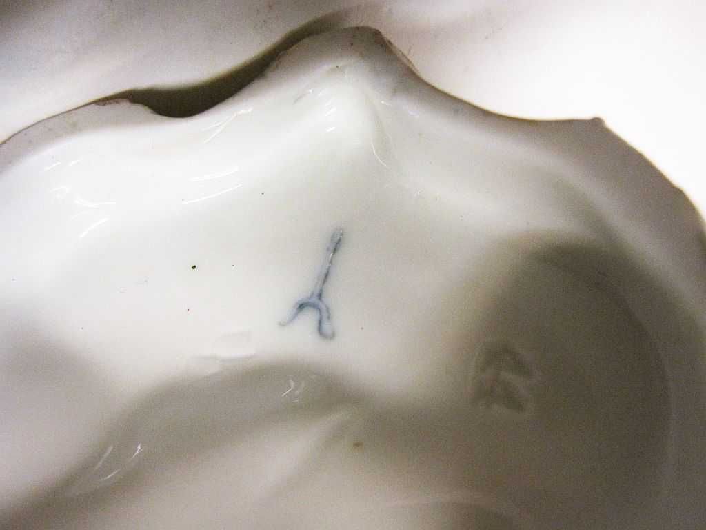 linda antiga figura com 3 jarrinhas em porcelana europeia-marcada