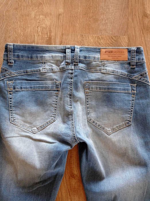 Spodnie z dziurami i przetarciami