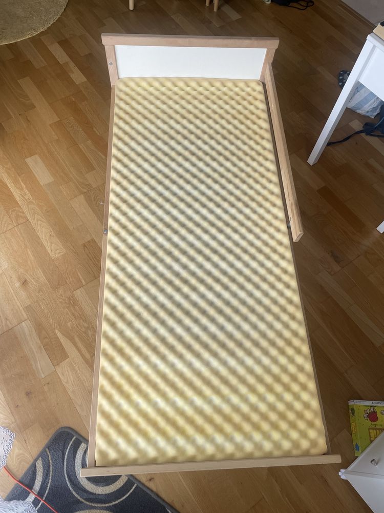 Łóżko drewanie (sosnowe) dziecięce IKEA SNIGLAR z materacem