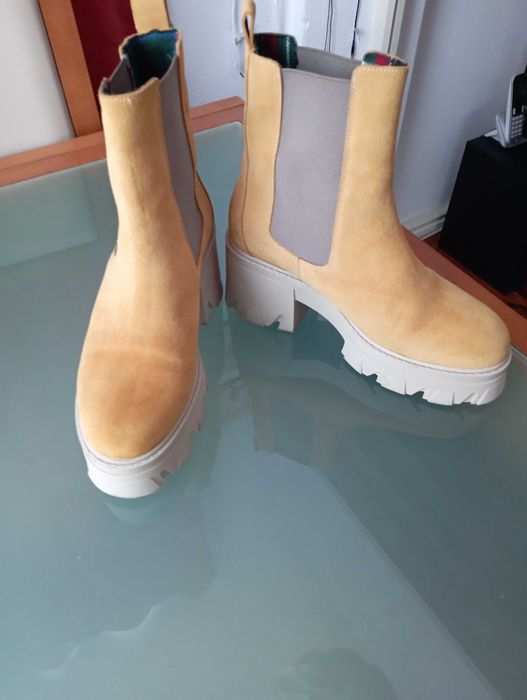 Botas amarelas em camurça