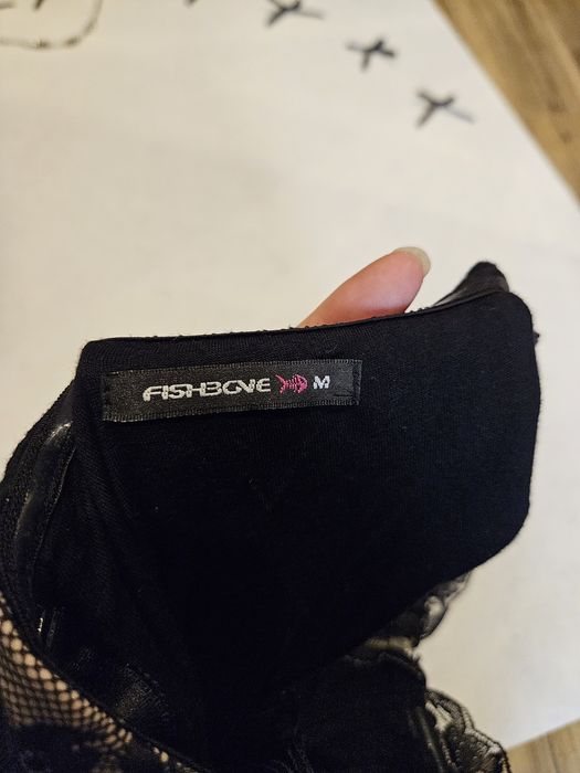 Sukienka Fishbone M – koronkowa, gotycka, w stylu emo.