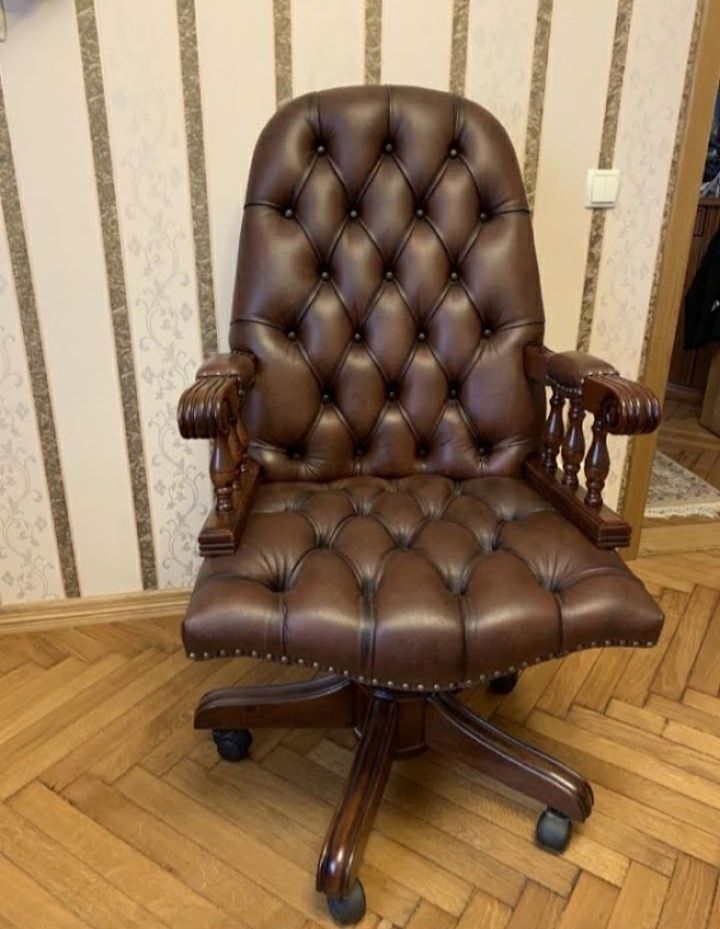 Кресло офисное для руководителя натуральная кожа каретная стяжка