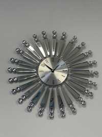 Lustrzany zegar ścienny w kształcie słońca z kryształkami
