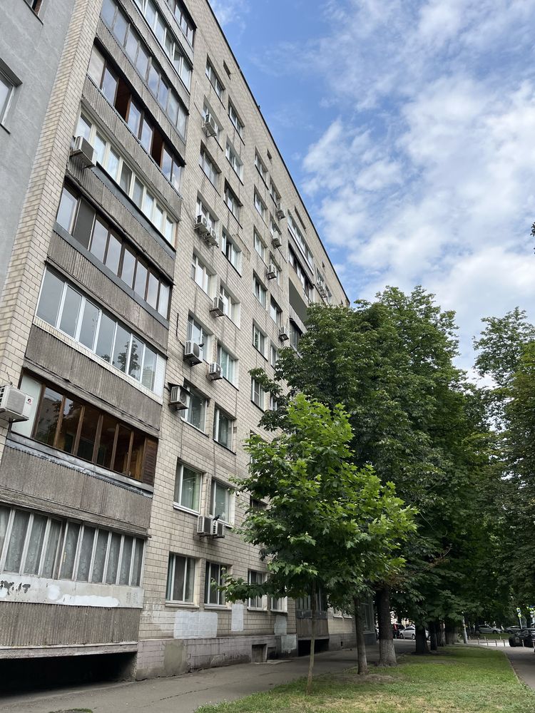 1кімн. 41кв.м.Омеляновича-Павленка  (Суворова) 18/20 .