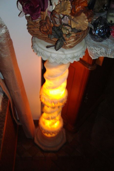 Coluna  de  pedra  decorativa  com  luz  interior