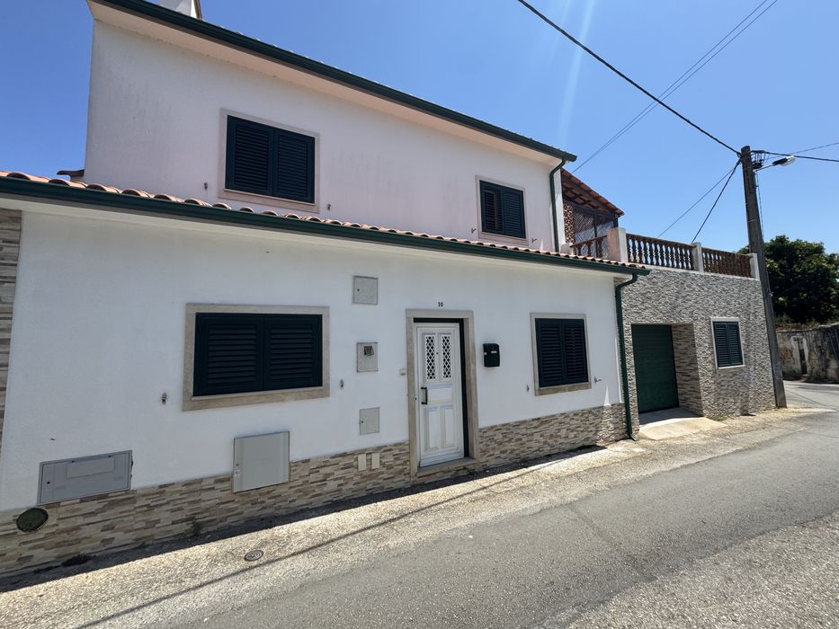 Moradia T3 com garagem e terraço em Torres Novas