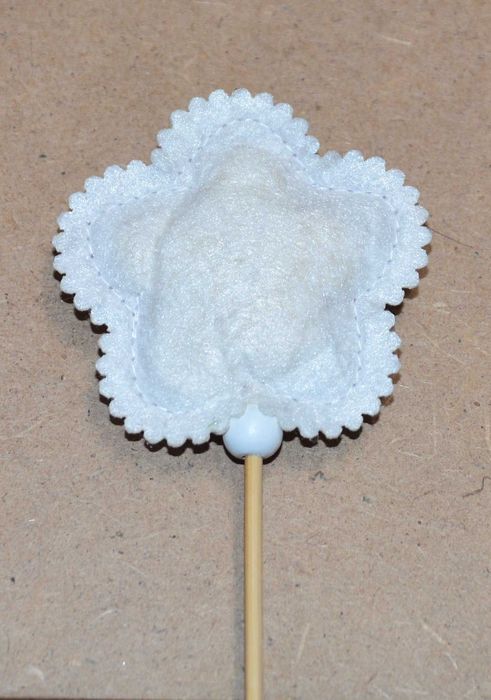 Ozdoba na piku patyku Kwiatek z guziczkiem 30 cm