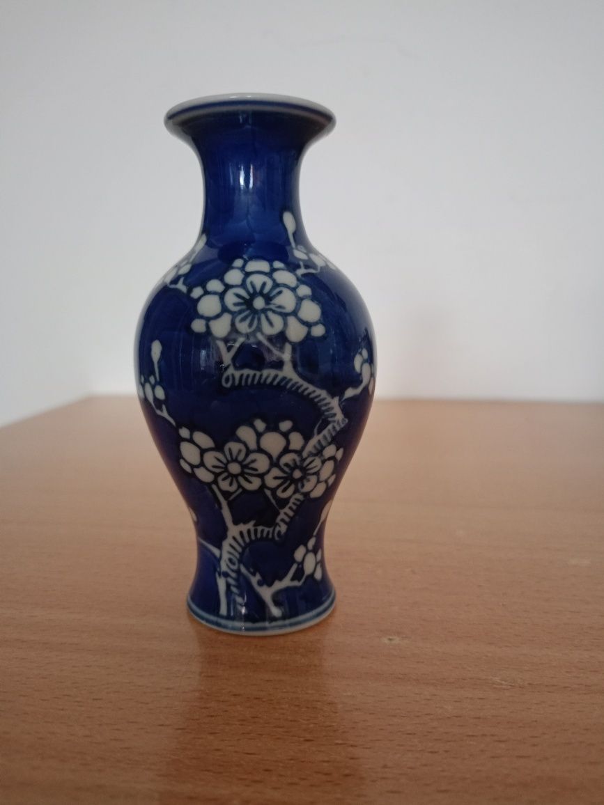 Chiny. Porcelanowy wazonik. Prunus. Jingdezhen Zhi.