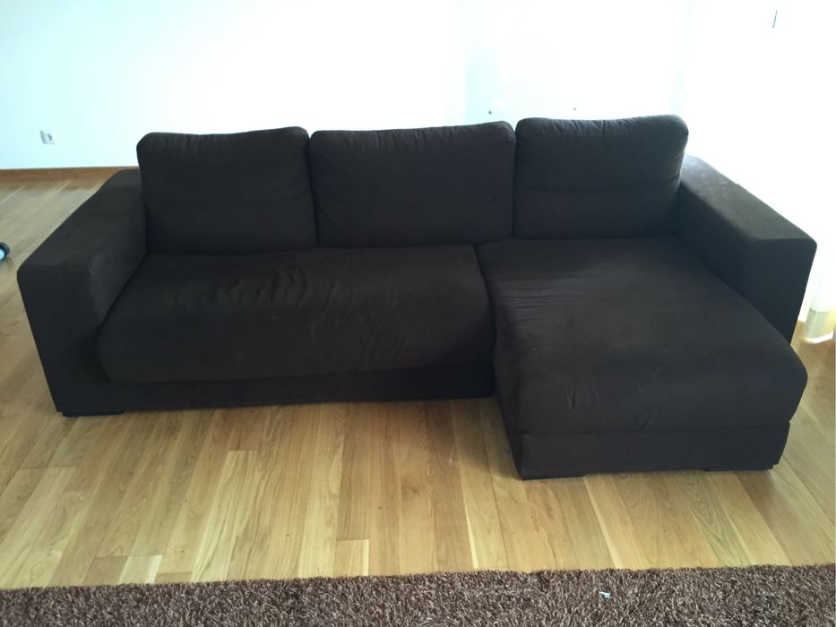 Sofa castanho em tecido veludo com chaise long