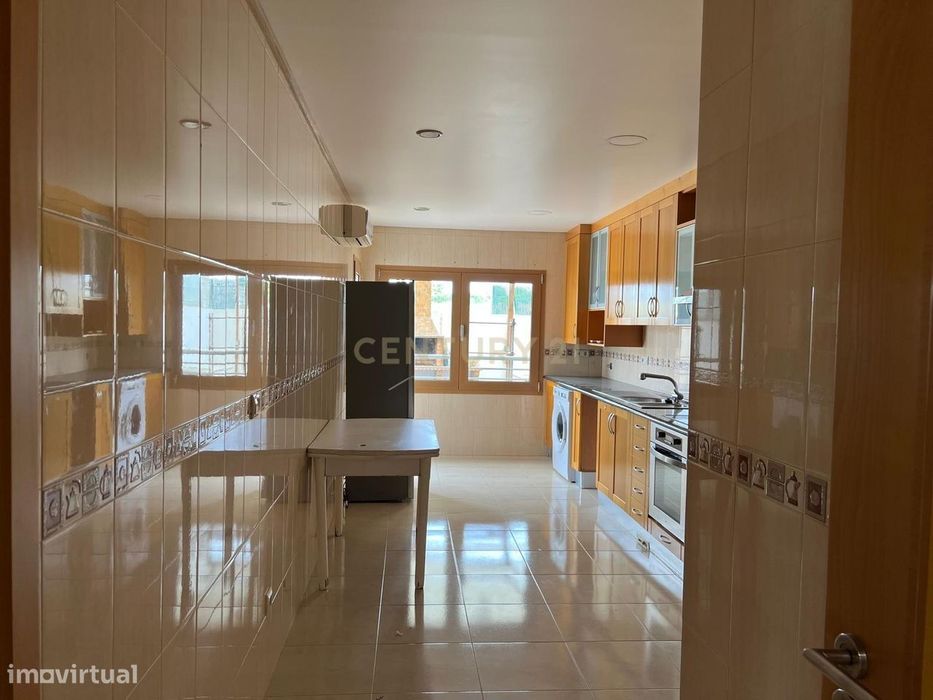 Apartamento T4 no Entroncamento – Rés do chão com terraço