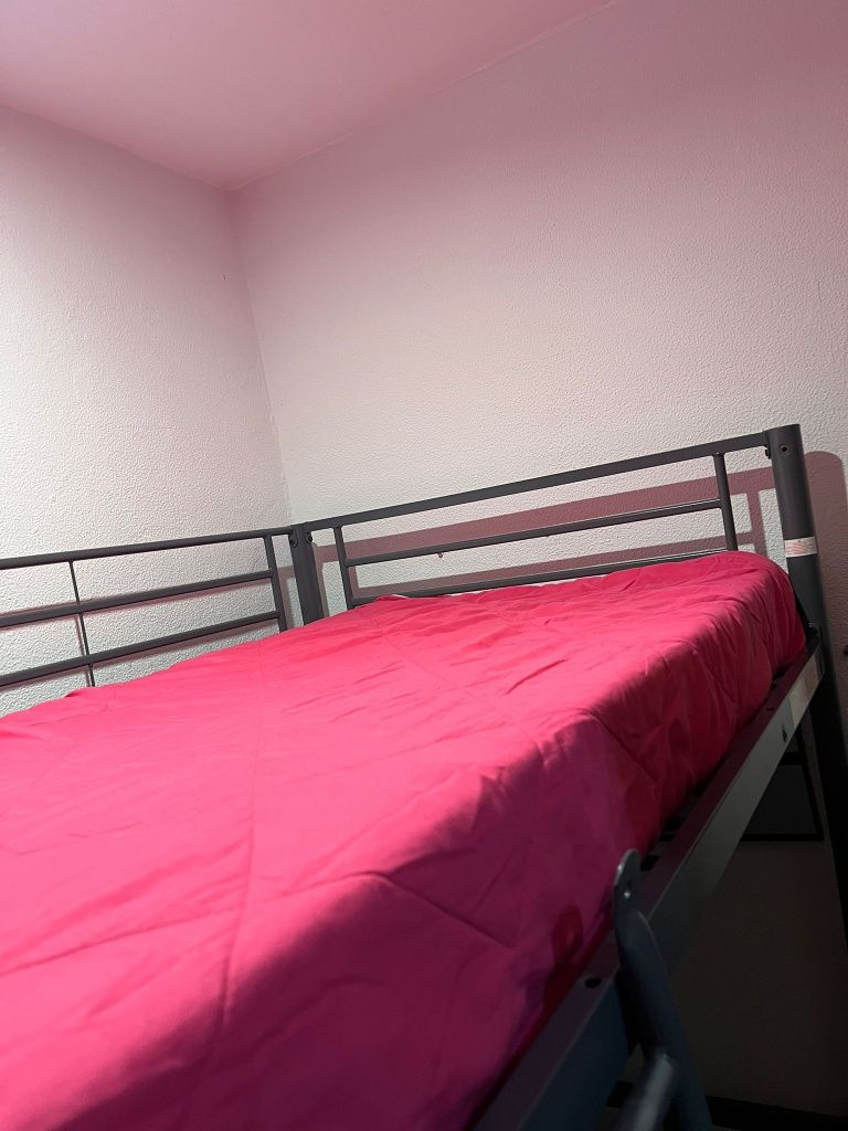 Alugo quarto a menina estudante