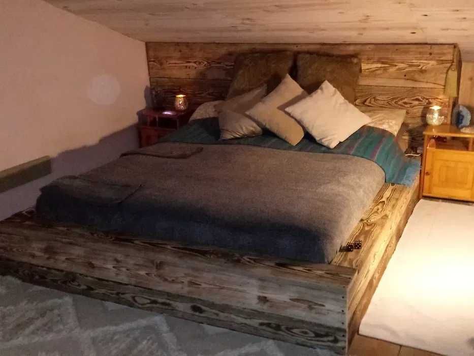 Łóżko ze starych desek rustykalne