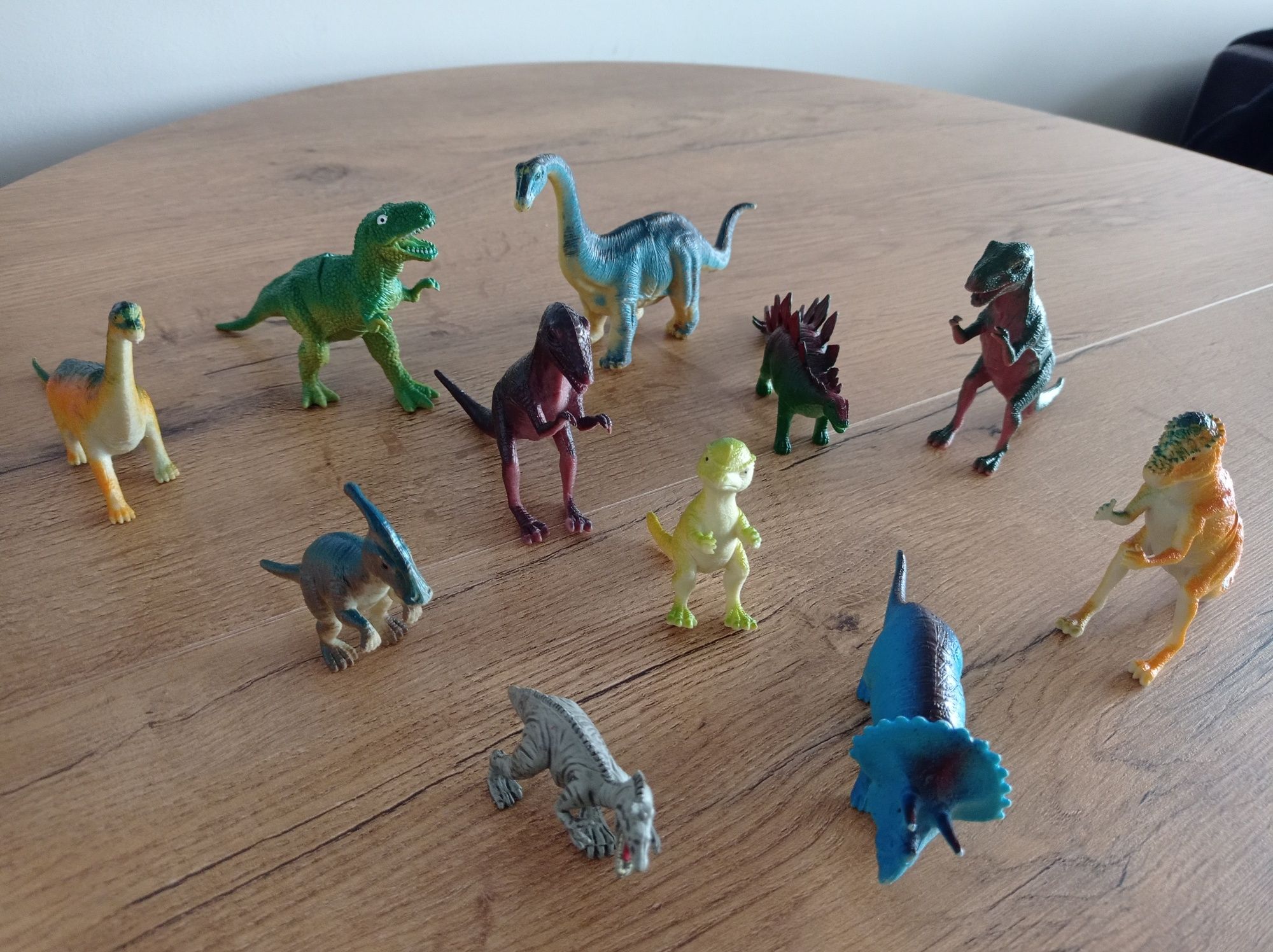 Zestaw 11 sztuk dinozauraury plastikowe / figurki