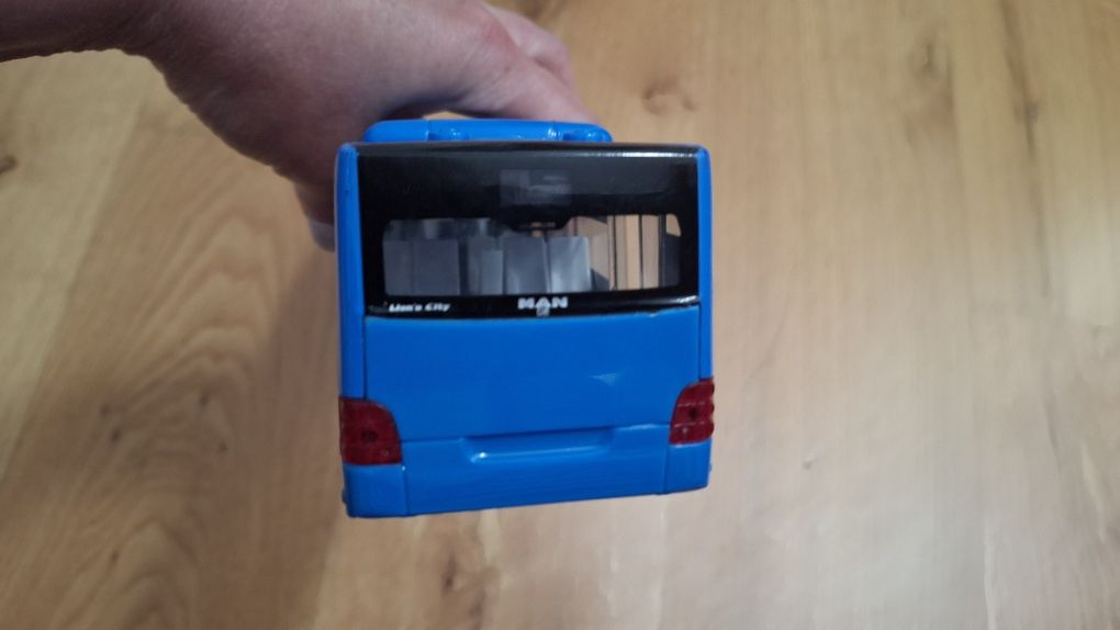Długi niebieski przegubowy autobus Man