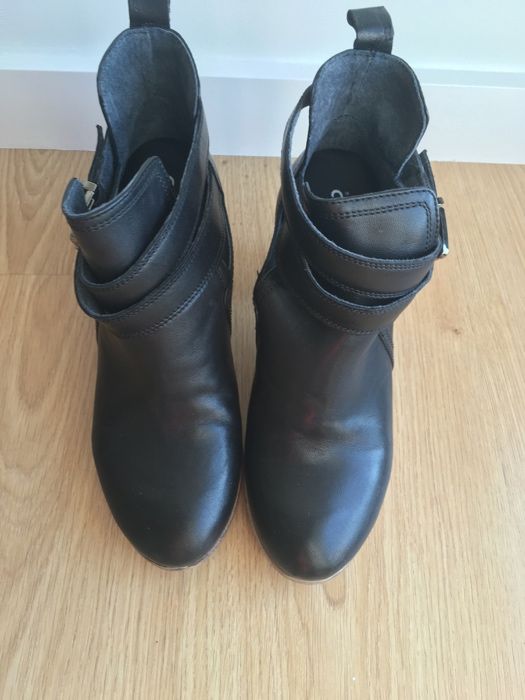 Botins Casual Atittude em pele, com aberturas laterais. Tamanho 36