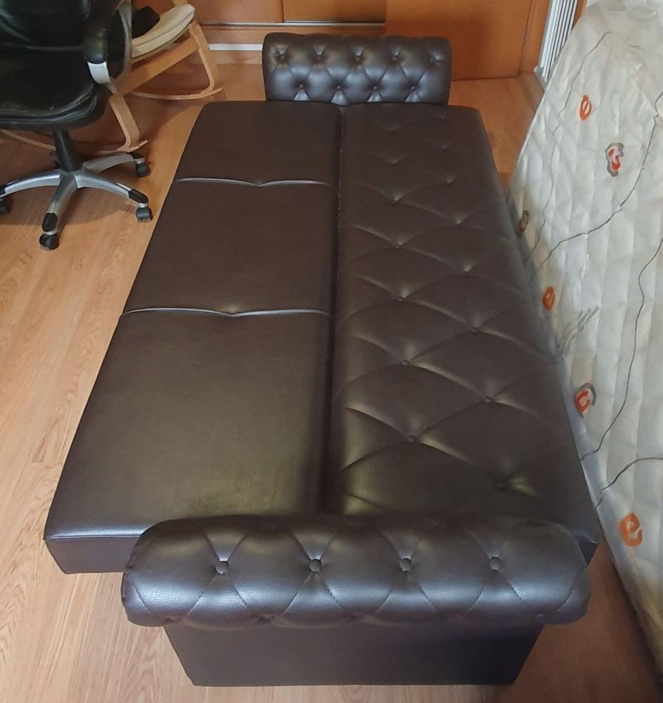 Sofá com modo sofá-cama em pele sintética com efeito capitoné e arrumo