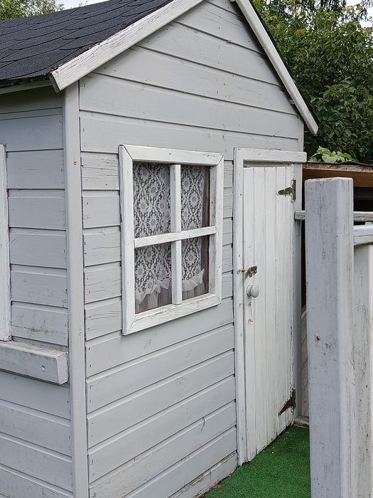 Drewniany domek ogrodowy dla dzieci