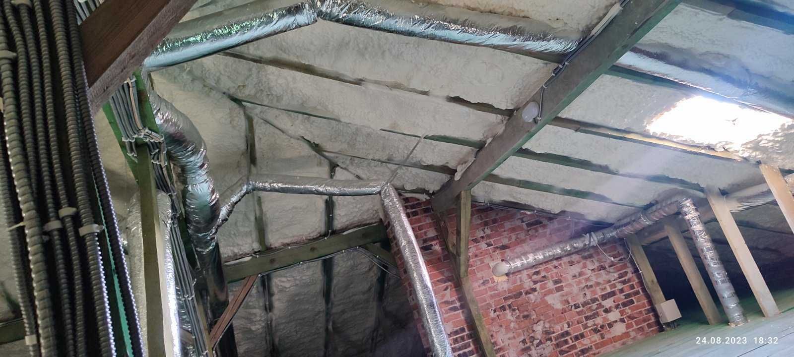 Утеплення піною пінополіуретаном мансарди даху перекритя ППУ