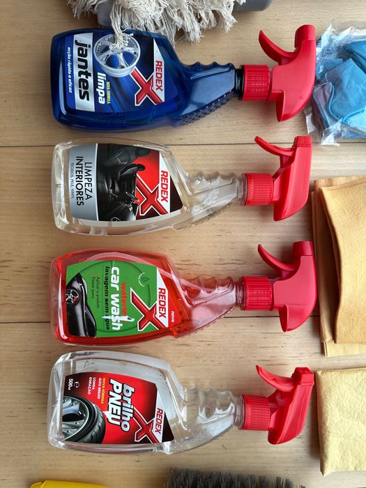 Kit / Conjunto de material de limpeza automóvel (Interior e exterior)