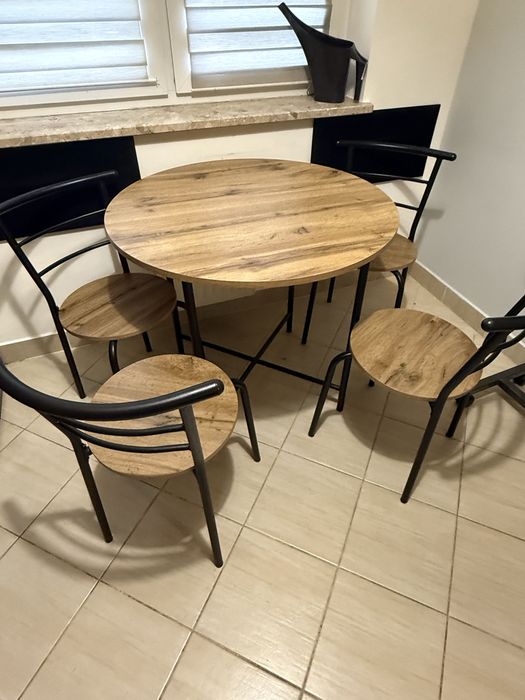 Stół z 4 krzeslami