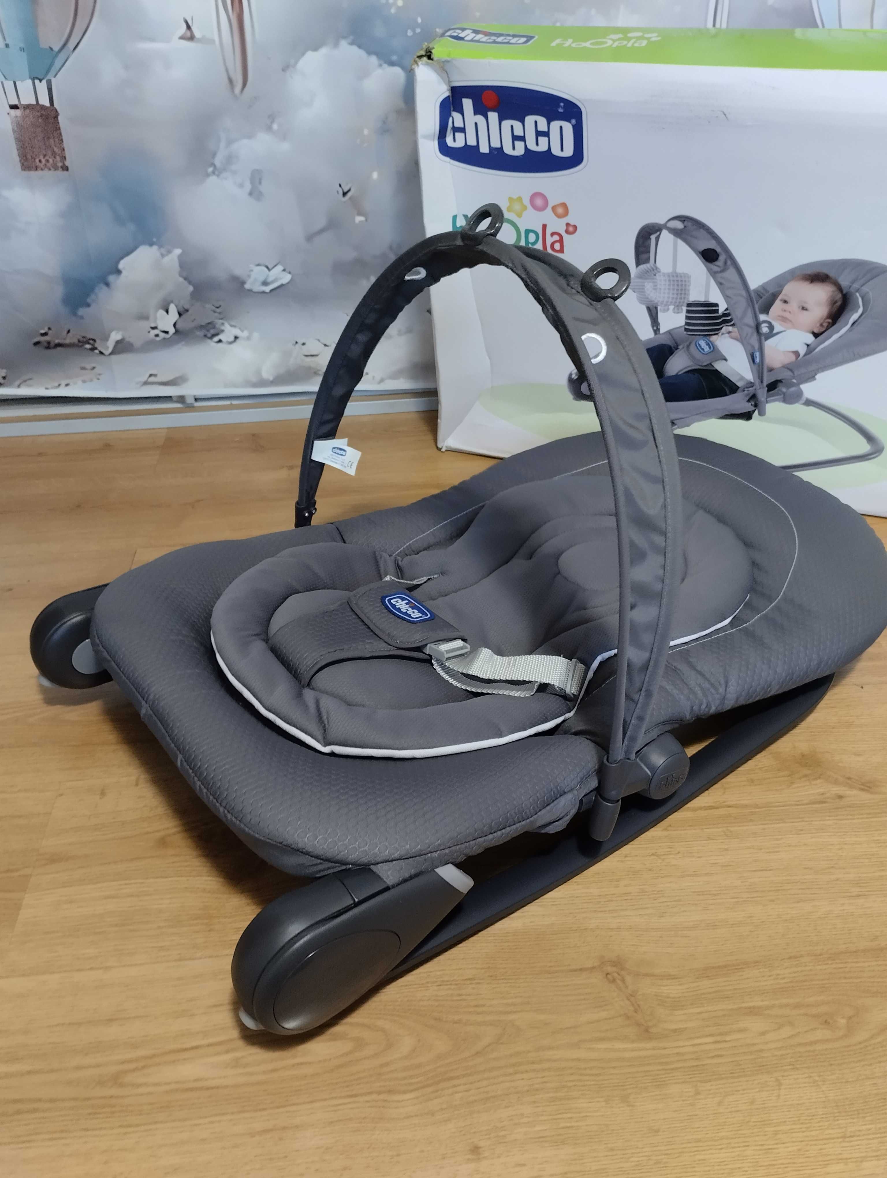 Chicco Leżaczek Hoopla Moon Grey do 18 kg z pałąkiem i zabawkami