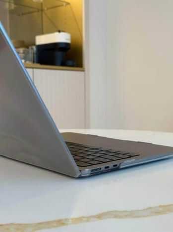 MacBook Air Apple M2 com capa transparente