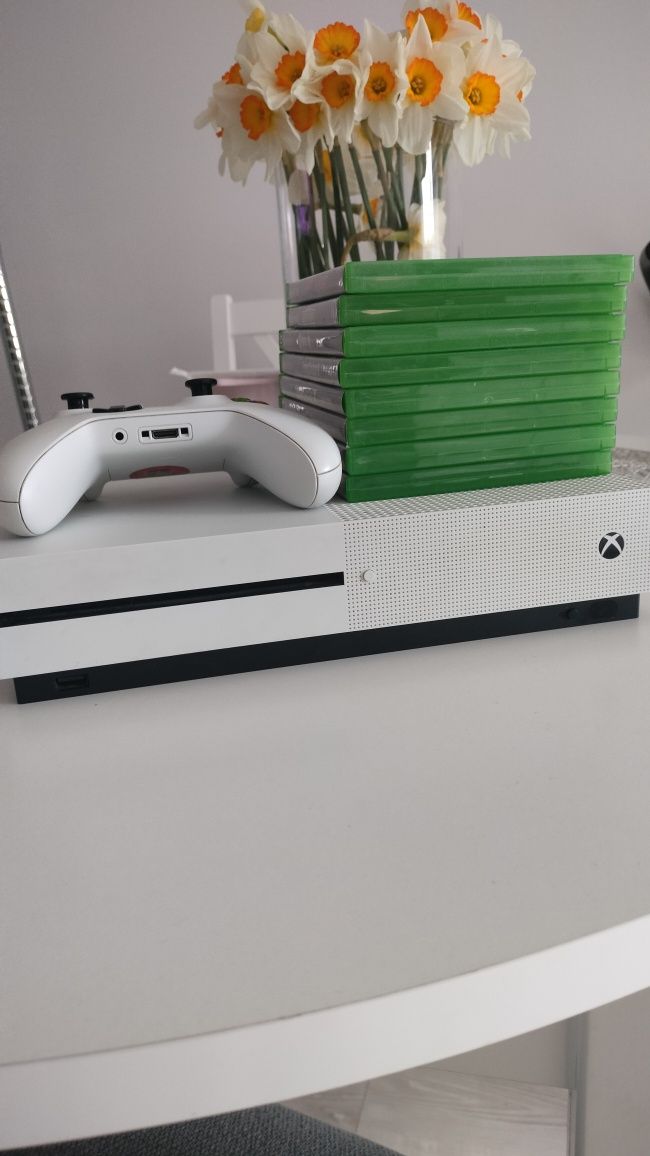 Xbox one s 512gb +pad i 8 gier