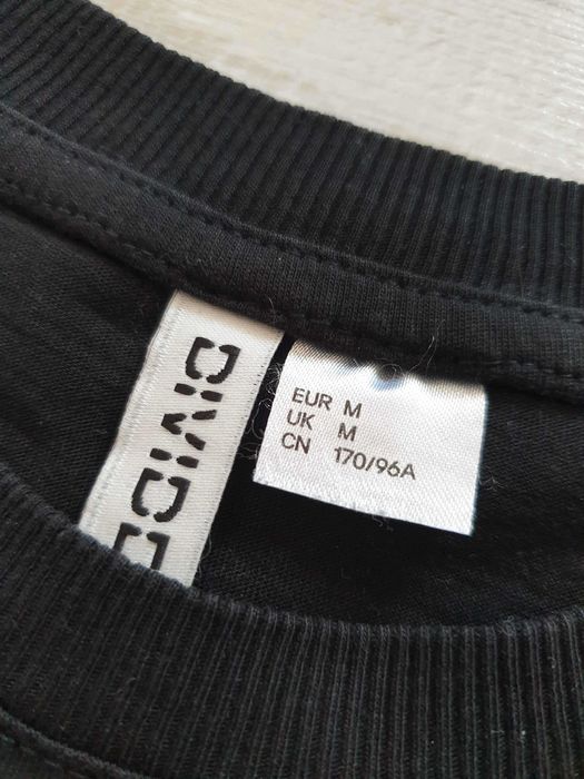 czarny crop top z małą kieszonką