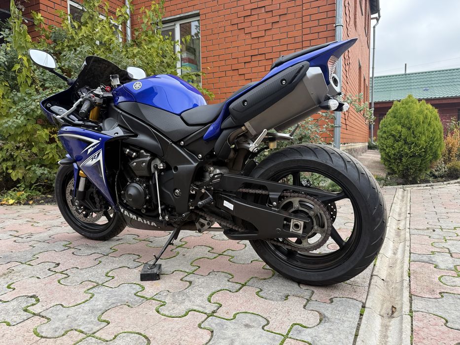 Yamaha R1 crossplane розмитнена