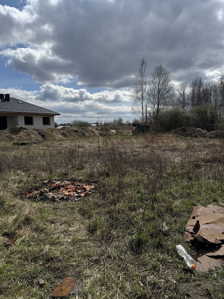 Продається земельна ділянка фасадна Тетерівка, обгороджена забором.