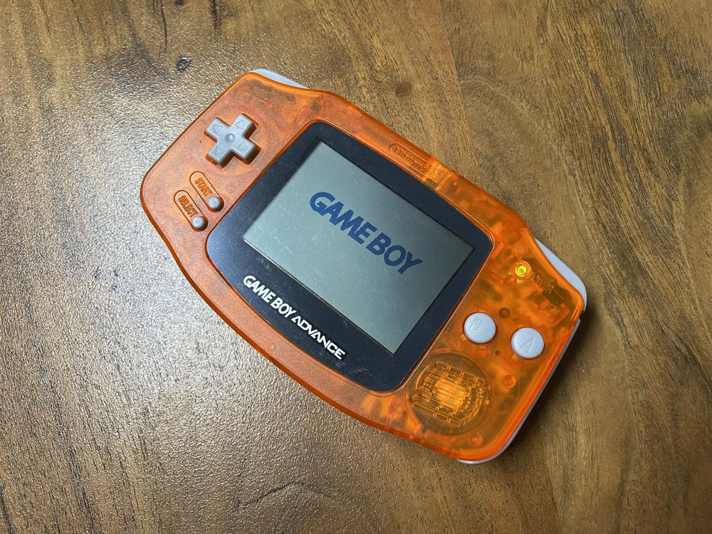 Piękny Gameboy Advance pomarańczowy