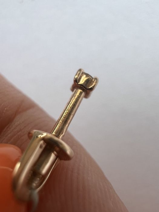 Золотая моно серьга с бриллиантом красное золото 585 проба