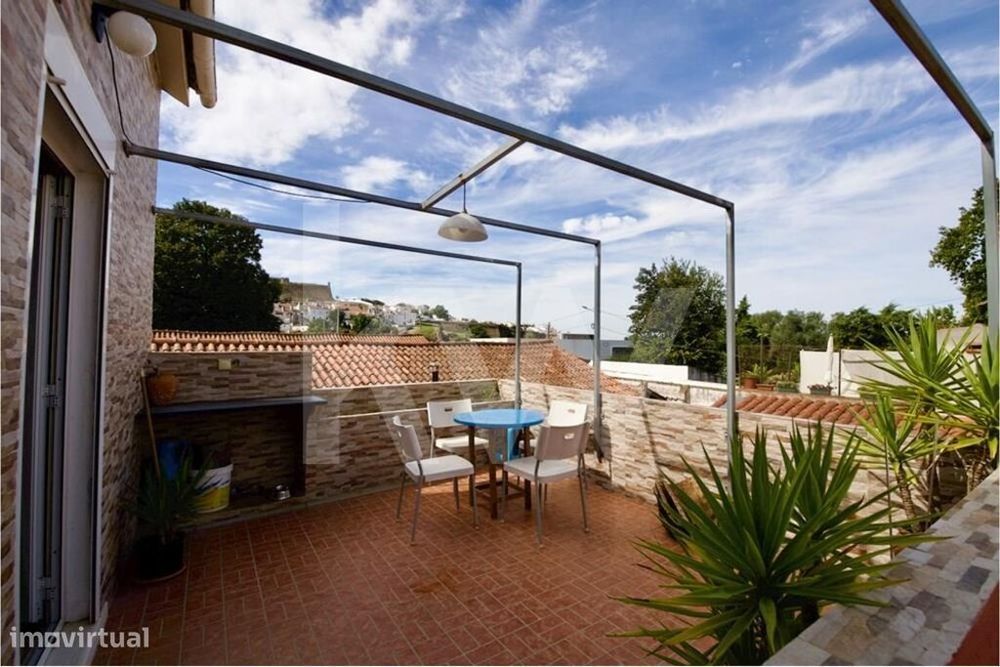 Moradia no centro de Estremoz com terraço e logradouro. Excelente opor