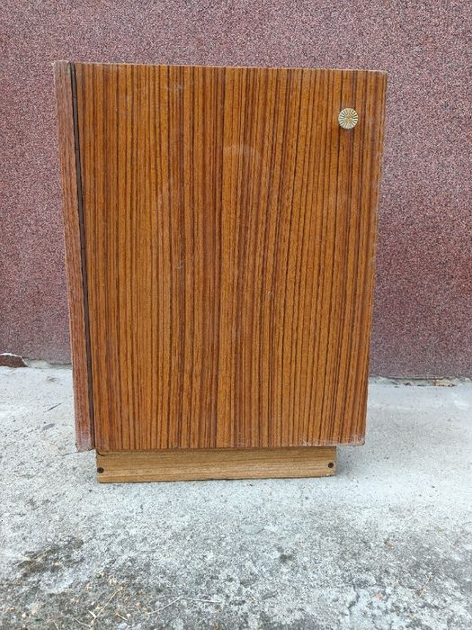 Szafeczka z dwiema półkami