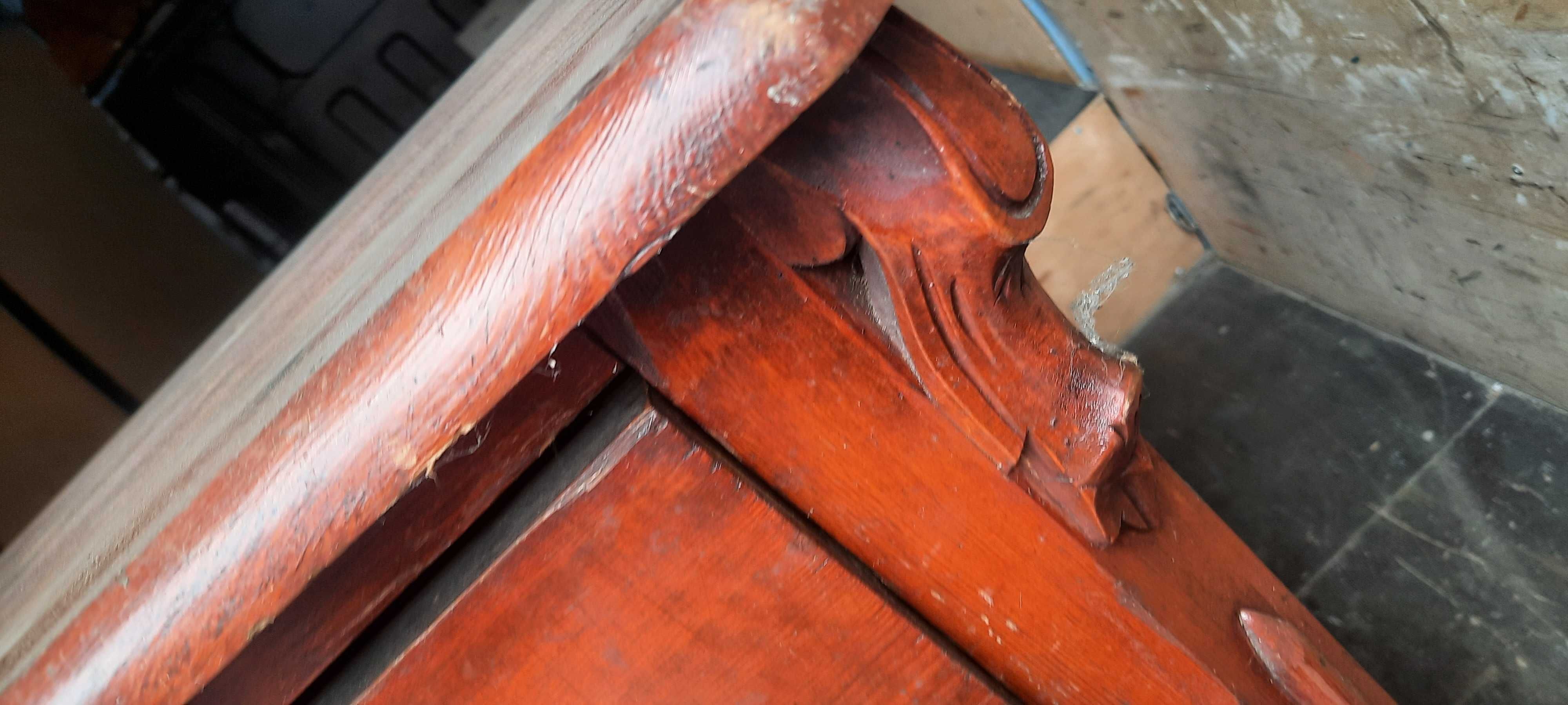 Stara drewniana komoda do renowacji