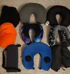 Vendo almofadas, máscaras para dormir, protetores auriculares e  braço