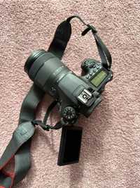 Câmera Canon 90D com lente 18-133 e oferta de tripé.