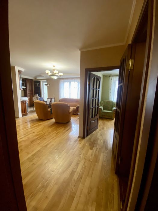 Простора  3 кім. квартира біля військ. інституту на Богуніі