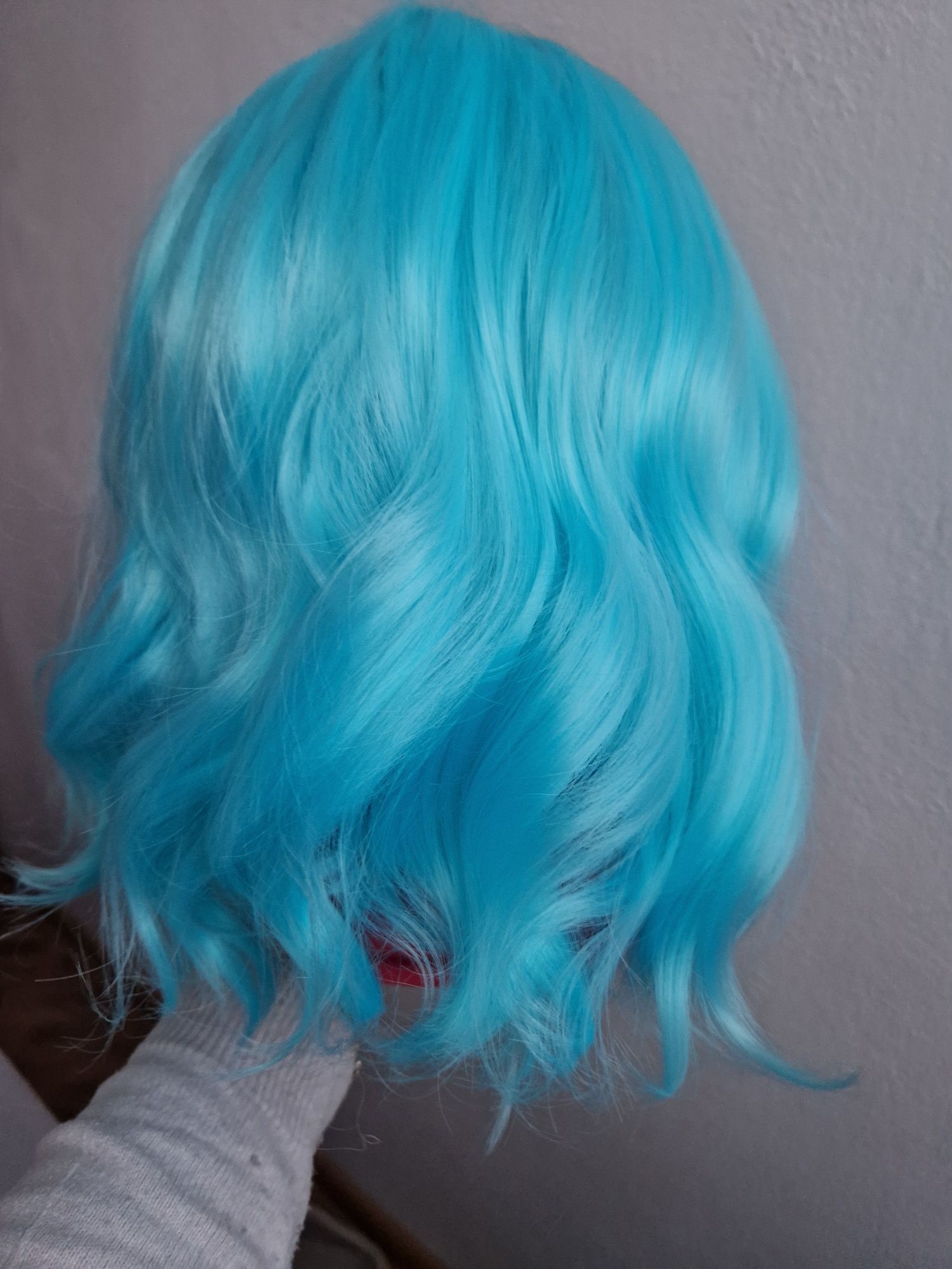 Peruka cosplay, niebieskie falowane włosy średniej długości